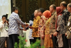 Rohidin Mersyah Terima Penghargaan dari Kementerian LHK