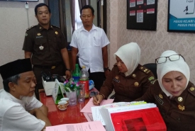 Pelimpahan Tahap 2 Terdakwa Perkara Dugaan Korupsi Pembangunan SMK IT Kota Bengkulu