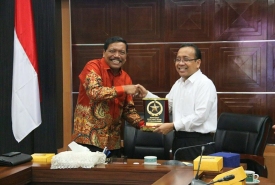 Bupati Bengkulu Utara Ir Mian saat melakukan audensi dengan Mensesneg RI Prof Pratikno untuk mengundang Presiden RI Joko Widodo hadir di Bengkulu Utara