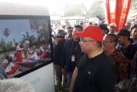 Menteri Desa dan PDT Eko Putro Sandjojo saat memantau pameran foto di Sport Centre, Pantai Panjang Bengkulu