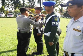 Kapolres Bengkulu Selatan AKBP Ordiva, SIK saat memasang tanda dimulainya oprasi simpatik nala 2017