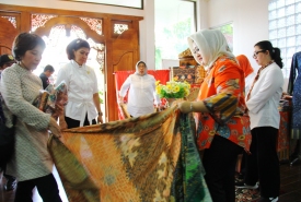 Rombongan OASE Kabinet kerja yang terdiri dari 10 anggota dipimpin ketua rombongan Nora Ryamizard Riyakudu, tampak antusias terhadap batik khas Bengkulu, Kain Besurek.