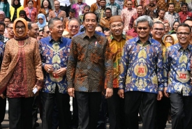Presiden RI Joko Widodo (tengah)