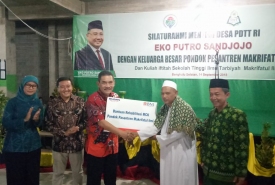 Perwakilan Kemendes PDTT memberikan bantuan kepada Ponpes Makrifatul Ilmi Bengkulu Selatan