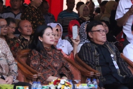 Menteri Puan Maharani (Tengah) Bersama Sejumlah Menteri Kabinet
