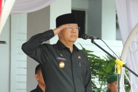 Plt Gubernur Bengkulu Rohidin Mersyah saat memimpin upacara Hari Pahlawan