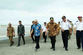 Wakil Gubernur Bnegkulu Dr Rohidin Mersya beserta rombongan meninjau lokasi pembangunan pelabuhan nelayan pantai Mengkudum