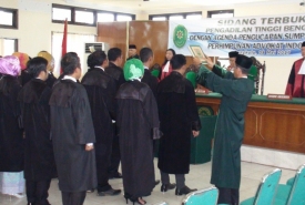 30 Advokat Peradi disumpah di Pengadilan Tinggi Bengkulu, Senin (8/5/2017) / Foto : MC