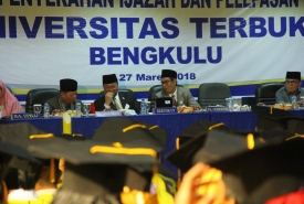 Penyerahan ijazah lulusan Universitas Terbuka