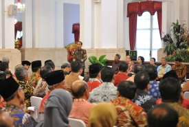 Plt Gubernur Rohidin Mersyah mendengarkan paparan Presiden RI Joko Widodo di Istana Negara Jakarta