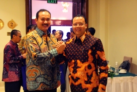 Plt. Gubernur Bengkulu Rohidin Mersyah bersama Project Manager Hululais PGE Hasan Basri.