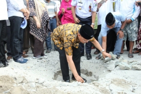 Plt Gubernur Serahkan Bantuan Kepada Masyarakat Palu