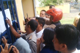 Para Calon Tenaga Kontrak Satpol PP BS Melihat Pengumuman