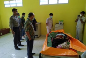 Mayat pria yang ditemukan di kontrakan dievakuasi ke rumah sakit