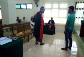 Hakim anggota saat turun untuk memperjelas keterangan saksi