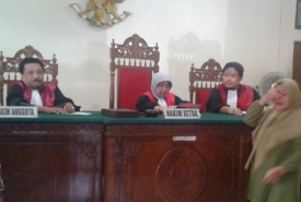 Ibu Terdakwa Kerusuhan Rutan Menangis Mendengar Anaknya Divonis Bebas