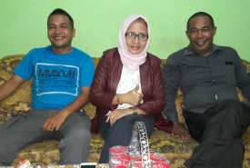 Ita Jamil bersama pendukungnya