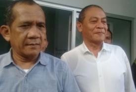 Andi Roslinsyah (baju putih), tersangka dugaan korupsi proyek pemukiman kumuh