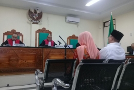 Ridwan Mukti dan istrinya saat menjalani persidangan di PN Tipikor Bengkulu
