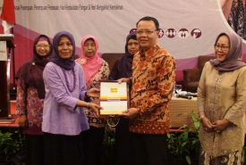 Plt Gubernur Bengkulu Rohidin Mersyah menerima cindera mata