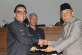 Bupati Kepahiang Dr.Ir. Hidayattulah Sjahid, MM dalam rapat paripurna
