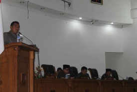 Edwar Syamsi saat menyampaikan pandangannya