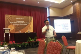 Pemateri memaparkan didepan para pemimpin redaksi media massa di Bengkulu