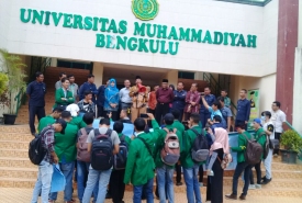 Mahasiswa UMB menggelar demo dihalaman kampus