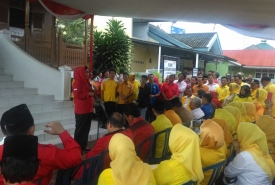 Elva Hartati menyampaikan sambutan di rumah Fatmawati