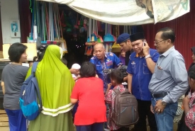 Tim pasangan ESD dan Ahmad Zarkasi membagikan nasi bungkus