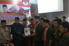 Mayor David Suardi dan bacalon wakilnya mendaftar ke KPU Kota Bengkulu