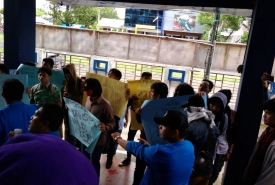 Mahasiswa Unihaz menggelar aksi didepan rektorat Unihaz
