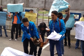 Mahasiswa Unihaz memotong ayam didepan rektorat