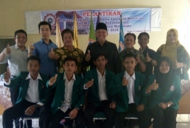 Imron Rosyadi berfoto bersama pengurus BEM Unras usai pelantikan