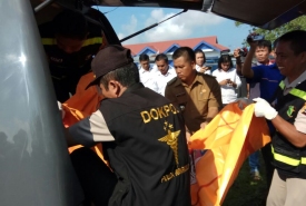 Polisi melakukan evakuasi