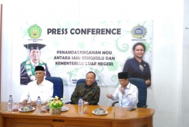 Sekretaris Dirjen Kerjasama ASEAN Kemenlu RI Ashariyadi dan Rektor IAIN Bengkulu usai menggelar press conference, Rabu (28/2/2018)