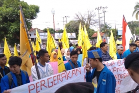 Massa dari PMII Bengkulu berdemo di depan kantor DPRD Provinsi Bengkulu