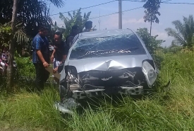Mobil Yaris yang mengalami lakalantas rusak berat dibagian depan