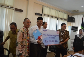 Bank BRI menyerahkan CSR 1 unit bus kepada IAIN Bengkulu