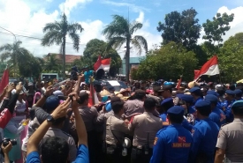 Nelayan Trawl berdemo di depan Kantor Gubernur Bengkulu
