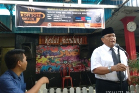Bang Ken saat menyampaikan pesan-pesan untuk suksesi pilwakot Bengkulu di Kedai Bandung