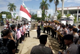 Massa dari Kesatuan Aksi Mahasiswa Muslim Indonesia (KAMMI) berdemo menolak kenaikan harga BBM jenis Pertalite di depan kantor DPRD Provinsi Bengkulu, Rabu (4/4/2018)