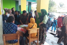 Para orang tua calon siswa mengantri mendaftarkan anaknya di MTsN 1 Kota Bengkulu