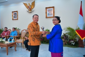 , Rohidin Mersyah Raih Penghargaan Anugerah Parahita Ekapraya