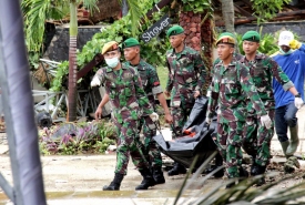 TNI Evakuasi Korban Stunami