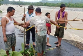 Penutupan Jalan oleh Warga Sekitar Akibat Jalan yang Putus