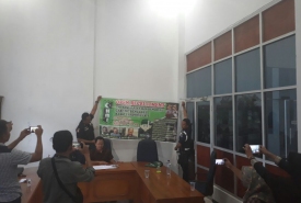 Warek III IAIN Bengkulu saat menggelar konferensi pers