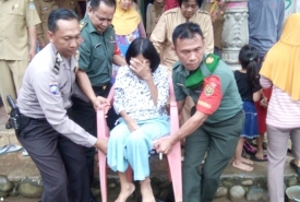 Babinsa dan Bhabinkamtibmas Bantu Penjemputan  Warga Yang Menderita Sakit Untuk di Obati