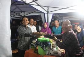 Wawali Serahkan CSR BRI ke Pedagang KZ Abidin