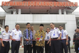 Plt Gubernur Rohidin Mersyah saat meresmikan penerbangan Wings Air Rute Palembang, Padang, Jambi di Bandara Fatmawati Soekarno, Selasa(5/9).  